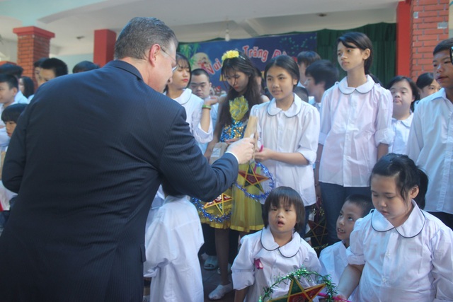 Đại sứ Mỹ múa lân, nặn bánh trung thu cùng trẻ em khuyết tật Việt Nam - 5 Đại sứ Kritenbrin đã phát quà cho các em nhỏ. Ông cho biết Tết Trung thu là dịp đặc biệt để tôn vinh trẻ em và sự kiện ngày hôm nay là hoạt động đầu tiên dành cho trẻ em Việt Nam kể từ khi ông nhậm chức đại sứ Mỹ tại Việt Nam.