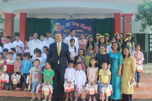 Đại sứ Mỹ múa lân, nặn bánh trung thu cùng trẻ em khuyết tật Việt Nam - 17 “Điều truyền cảm hứng nhiều nhất cho tôi ngày hôm nay là các em nhỏ. Tôi là cha của hai đứa trẻ và khi gặp các em nhỏ hôm nay tôi đã nghĩ về các con của mình”, ông Kritenbrin cho biết.