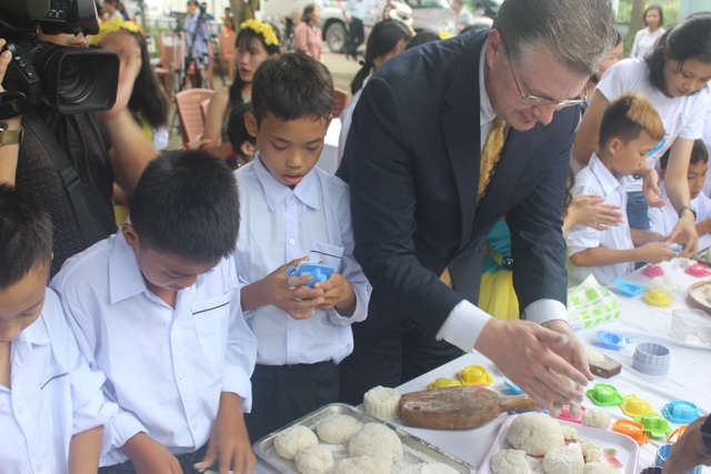 Đại sứ Mỹ múa lân, nặn bánh trung thu cùng trẻ em khuyết tật Việt Nam - 13 “Tôi đến đây để thể hiện sự trân trọng của mình với văn hóa Việt Nam và cũng muốn gửi gắm tình yêu thương của mình với trẻ em Việt Nam nhân dịp Tết Trung thu”, Đại sứ Mỹ tại Việt Nam chia sẻ.
