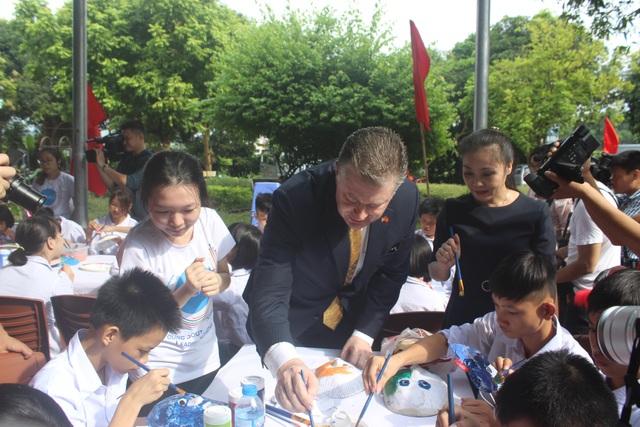 Đại sứ Mỹ múa lân, nặn bánh trung thu cùng trẻ em khuyết tật Việt Nam - 14 Sau khi hoàn thành chiếc bánh trung thu, Đại sứ Kritenbrin đã tham gia vẽ mặt nạ giấy với các học sinh trong trường.