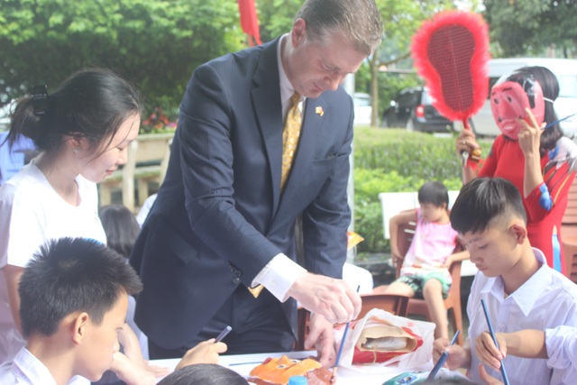 Đại sứ Mỹ múa lân, nặn bánh trung thu cùng trẻ em khuyết tật Việt Nam - 15 Nhà ngoại giao Mỹ vừa trang trí mặt nạ, vừa trò chuyện với các em nhỏ Việt Nam.