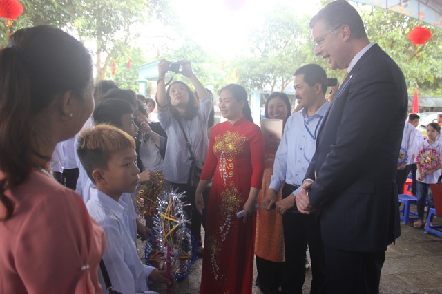 Đại sứ Mỹ múa lân, nặn bánh trung thu cùng trẻ em khuyết tật Việt Nam - 1 Đại sứ Mỹ tại Việt Nam Daniel Kritenbrink chiều nay 18/9 đã tới thăm Trường Nuôi dưỡng và Giáo dục Trẻ em Khuyết tật tại huyện Sóc Sơn, Hà Nội. Đại sứ Kritenbrink đã có dịp gặp mặt và trò chuyện thân mật với các học sinh trong trường.
