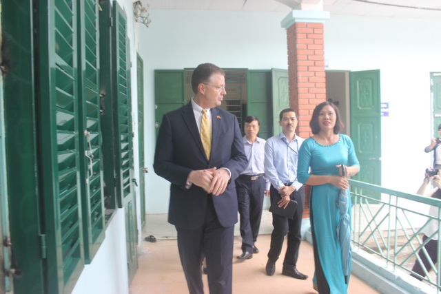 Đại sứ Mỹ múa lân, nặn bánh trung thu cùng trẻ em khuyết tật Việt Nam - 2 Đại sứ Kritenbrin đã tham quan ngôi trường đặc biệt dành cho các trẻ em khuyết tật tại Sóc Sơn để tìm hiểu về cuộc sống sinh hoạt và học tập của các em. Ông khẳng định “không có gì quan trọng bằng việc chăm sóc và nuôi dưỡng trẻ em”.
