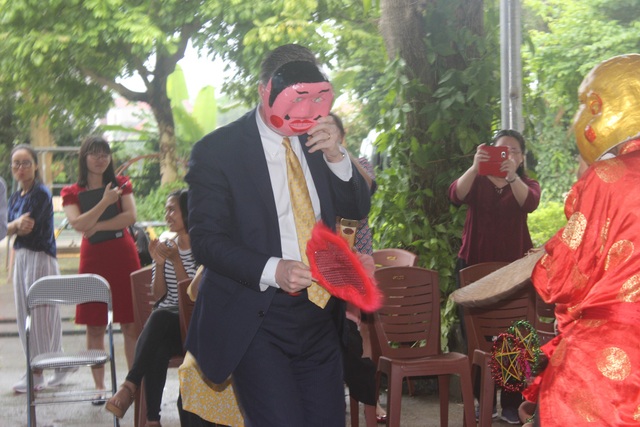 Đại sứ Mỹ múa lân, nặn bánh trung thu cùng trẻ em khuyết tật Việt Nam - 9 Trong vai Ông Địa, Đại sứ Kritenbrin vui vẻ giao lưu với các em nhỏ Việt Nam.