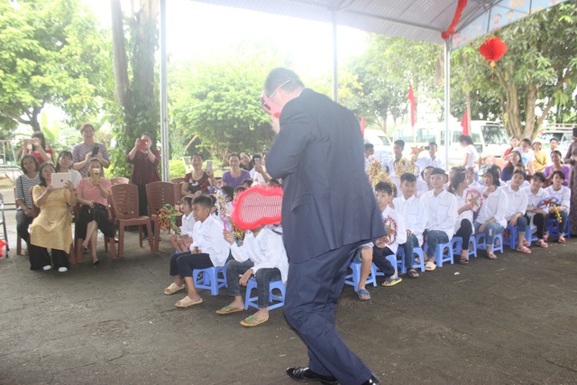 Đại sứ Mỹ múa lân, nặn bánh trung thu cùng trẻ em khuyết tật Việt Nam - 10 Phần trình diễn ngẫu hứng của Đại sứ Mỹ đã mang lại nhiều niềm vui và tiếng cười cho các em học sinh.