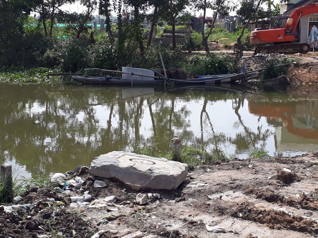 Phát hiện bệ đá lớn nghi là biểu tượng Yoni của Chămpa xưa - 2
Khu vực phát hiện bệ đá.