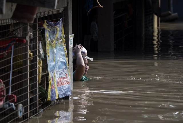 Cảnh tượng ngổn ngang tại những nơi siêu bão Mangkhut càn quét - 3 (Ảnh: AFP)