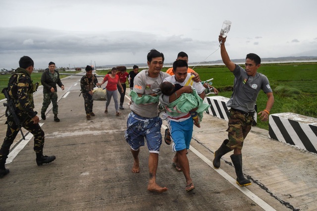 Cảnh tượng ngổn ngang tại những nơi siêu bão Mangkhut càn quét - 4 (Ảnh: AFP)