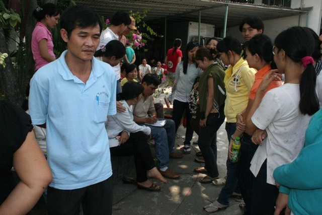 Ăn cơm chủ thì không thể khởi kiện - 1 Công nhân một doanh nghiệp tại TP HCM hoang mang khi chủ doanh nghiệp bỏ trốn, nợ lương và BHXH