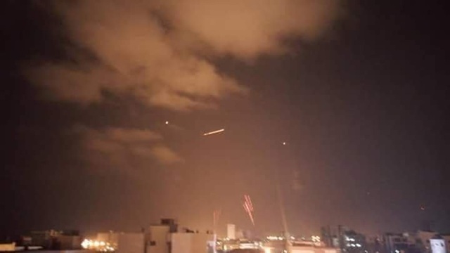 Syria rung chuyển bởi cuộc tấn công tên lửa bí mật - 1
Hàng loạt tên lửa nhằm vào Latakia tối 17/9. (Ảnh: Twitter)