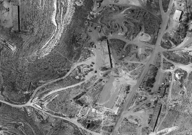 Israel bất ngờ công bố ảnh vệ tinh nơi ở của tổng thống Syria - 2
Ảnh chụp vệ tinh một căn cứ quân sự của Syria. (Ảnh: Bộ Quốc phòng Israel)