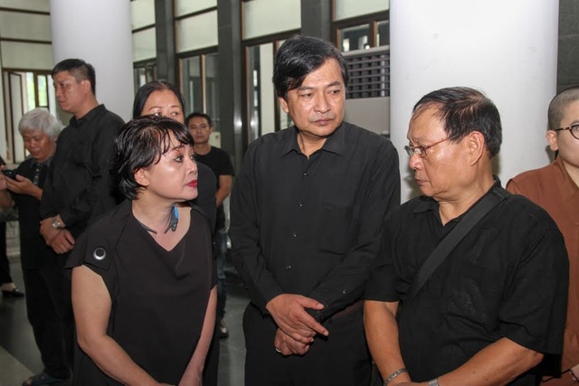 Nghệ sĩ nghẹn ngào tiễn biệt đạo diễn Phạm Đông Hồng - 11 Mỗi lần nhắc đến đạo diễn Phạm Đông Hồng, NSND Quốc Anh lại không kìm được nước mắt.