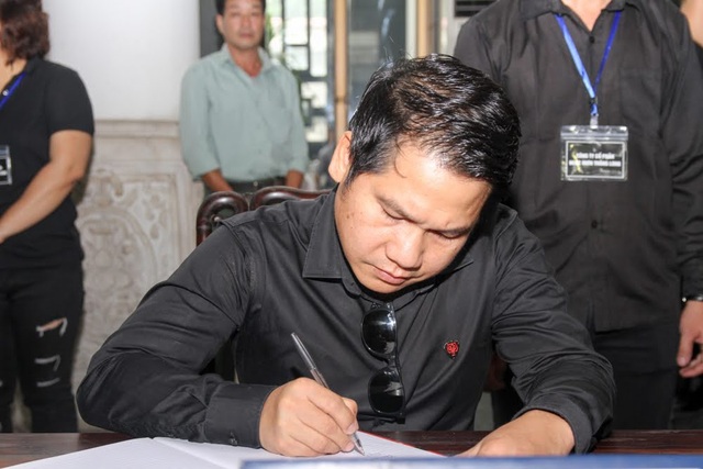 Nghệ sĩ nghẹn ngào tiễn biệt đạo diễn Phạm Đông Hồng - 21 Ca sĩ Trọng Tấn.