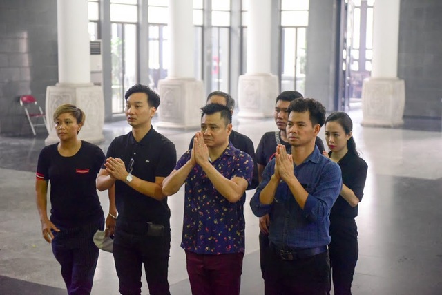 Nghệ sĩ nghẹn ngào tiễn biệt đạo diễn Phạm Đông Hồng - 8 Đông đảo nghệ sĩ khóc thương đạo diễn Phạm Đông Hồng.