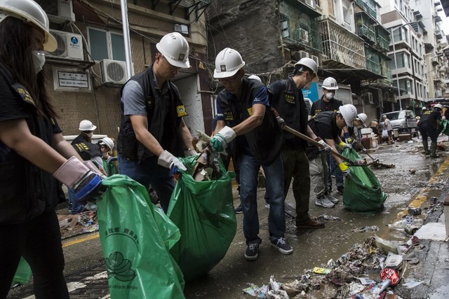 Cảnh tượng ngổn ngang tại những nơi siêu bão Mangkhut càn quét - 17 (Ảnh: AFP)