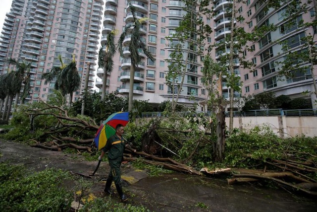 Cảnh tượng ngổn ngang tại những nơi siêu bão Mangkhut càn quét - 13 (Ảnh: Reuters)