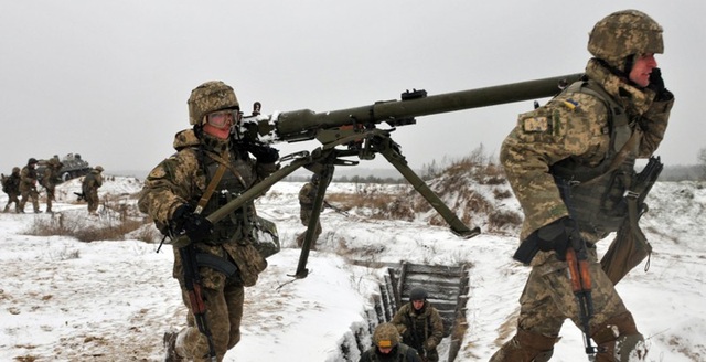 Mỹ tính cấp vũ khí sát thương cho Ukraine giữa lúc căng thẳng với Nga - 1 Lính Ukraine vận chuyển vũ khí trong một cuộc tập trận (Ảnh: US Army)