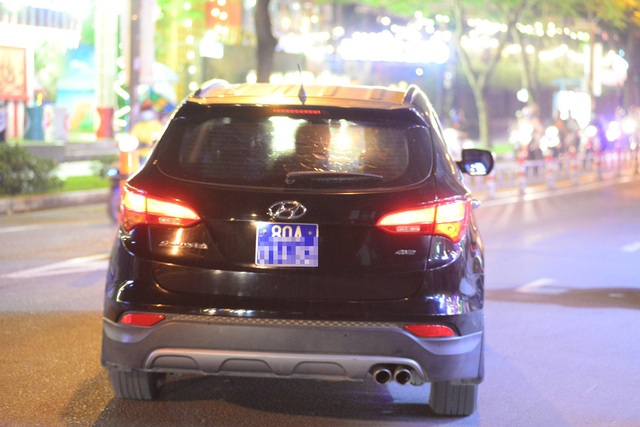 Khám xét nhà ông Nguyễn Hữu Tín, nguyên Phó Chủ tịch UBND TPHCM - 6
Chiếc xe biển số xanh chở công an rời khỏi nhà ông Tín lúc 20h tối 18/9