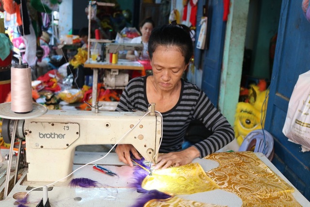 Nghề làm lân Huế: Tất bật trước mùa Tết Trung Thu - 3 Công đoạn mây đuôi lân được làm rất tỉ mỉ.