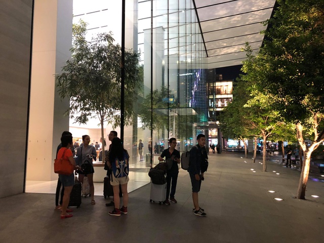 Dân buôn Việt ùn ùn kéo sang Singapore chờ xếp hàng mua iPhone mới - 2 Dân buôn Việt ùn ùn kéo sang Singapore chờ xếp hàng mua iPhone mới - 2