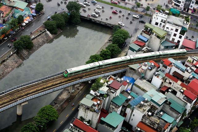 Đoàn tàu đường sắt Cát Linh - Hà Đông băng băng qua các nhà ga - 12
Đoàn tàu chạy qua sông Tô Lịch, nhà ga trên đường Láng.