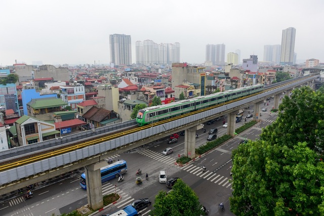 Đoàn tàu đường sắt Cát Linh - Hà Đông băng băng qua các nhà ga - 7
Dự án đã được đóng điện toàn hệ thống vào cuối tháng 7 vừa qua. Được biết, trước mắt việc vận hành thử sẽ tiến hành với 5 đoàn tàu chạy liên tục dọc trên chính tuyến ở cả hai chiều. Mỗi đoàn tàu chạy cách nhau 10 phút và vận hành qua hệ thống điều khiển tự động.