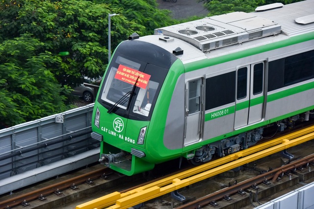 Đoàn tàu đường sắt Cát Linh - Hà Đông băng băng qua các nhà ga - 5
Trên đầu tầu có dán dòng chữ vận hành thử liên động dự án đường sắt trên cao Cát Linh-Hà Đông.