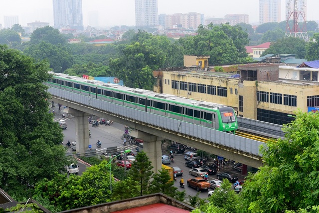 Đoàn tàu đường sắt Cát Linh - Hà Đông băng băng qua các nhà ga - 4
Dự kiến, thời gian vận hành thử 3-6 tháng và là giai đoạn cuối cùng trước khi đưa dự án vào khai thác vận tải thương mại.