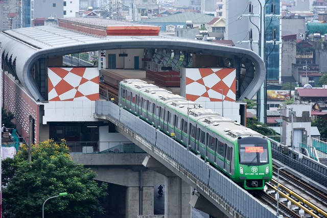 Đoàn tàu đường sắt Cát Linh - Hà Đông băng băng qua các nhà ga - 14 Ngày mai 20/8, Tổng thầu chính thức bắt đầu vận hành thử đoàn tàu.