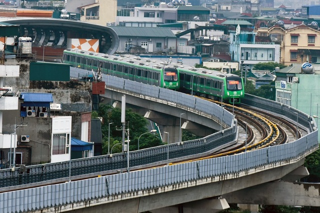Đoàn tàu đường sắt Cát Linh - Hà Đông băng băng qua các nhà ga - 13 Đoàn tàu chạy từ ga La Khê, dừng tại ga La Thành, Thái Hà , Láng, Thượng Đình... và ga Cát Linh.