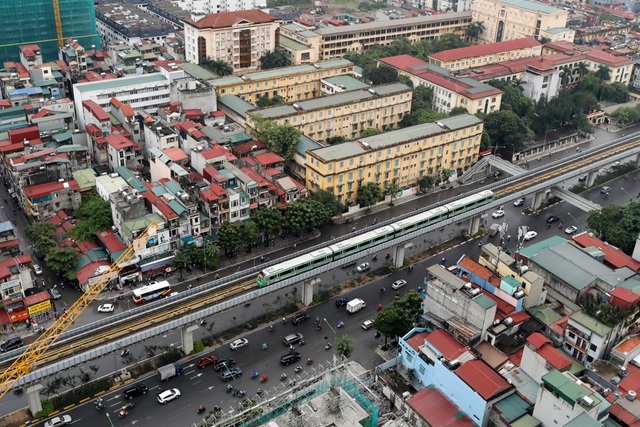 Đoàn tàu đường sắt Cát Linh - Hà Đông băng băng qua các nhà ga - 1
Sau nhiều ngày chờ đợi, sáng 19/9 4 đoàn tàu đường sắt Cát Linh-Hà Đông được tiến hành chạy thử, liên tục dọc trên chính tuyến ở cả 2 chiều.