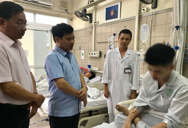 Vì sao Phó Chủ tịch Hà Nội đến thăm nạn nhân sốc ma túy trong đêm nhạc hội? - 2 Ông Quý cùng lãnh đạo sở Y tế Hà Nội thăm nạn nhân đêm nhạc hội mùa thu 2018 (Ảnh: ANTĐ)
