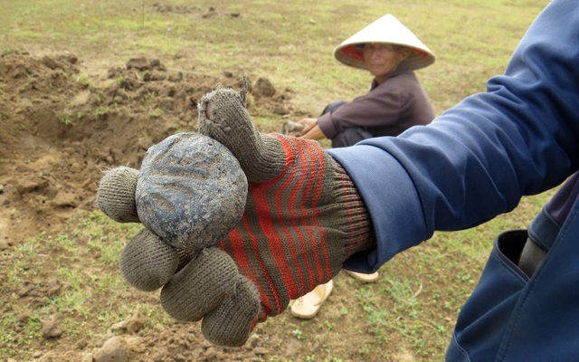 Truy quét toàn bộ người dân đào bới tìm đá “lạ” ở Phú Yên - 2 Đá đen được thương lái thu mua sau đó bán qua Trung Quốc