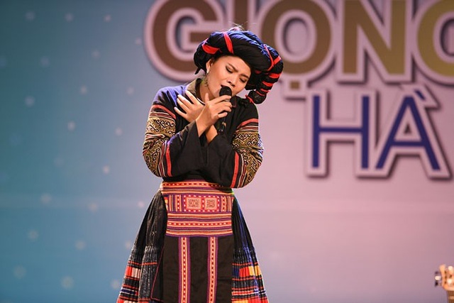 Thí sinh Giọng hát hay Hà Nội luôn muốn khám phá và vượt qua thử thách - 3 Thí sinh Hà Thị Thơm biểu diễn Khèn môi gây ấn tượng.