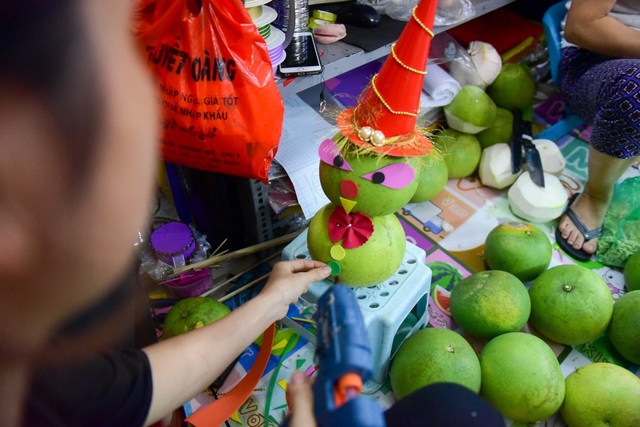 Chú chó ngộ nghĩnh trong mâm ngũ quả Trung thu siêu cầu kỳ ở Hà Nội - 12
Nhiều hình thú, nhân vật cũng được sáng tạo từ hoa quả để tạo thành mâm cỗ cho dịp Tết Trung thu.