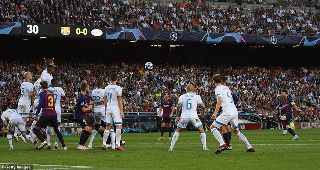 
Pha sút phạt điệu nghệ mở tỷ số cho Messi ở phút 32
