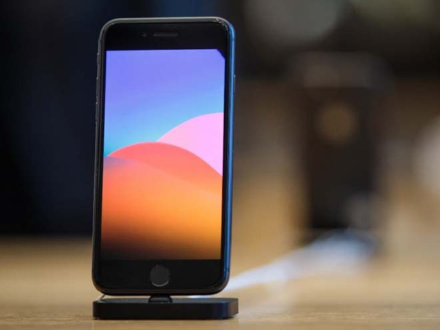 6 điều iPhone 8 "ăn đứt" iPhone XS mặc dù giá rẻ bằng nửa - 4
iPhone 8 vẫn có khóa vân tay trên phím home vật lý đầy tiện dụng