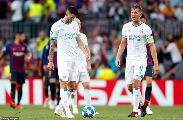 Barcelona 4-0 PSV Eindhoven: Cú hattrick của Messi - 7
Nỗi buồn của các cầu thủ PSV Eindhoven