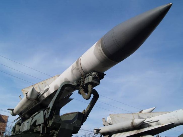Giả thuyết về nguyên nhân vụ phòng không Syria bắn nhầm máy bay Nga - 3 Bệ phóng tên lửa S-200 (Ảnh: Russia Insider)