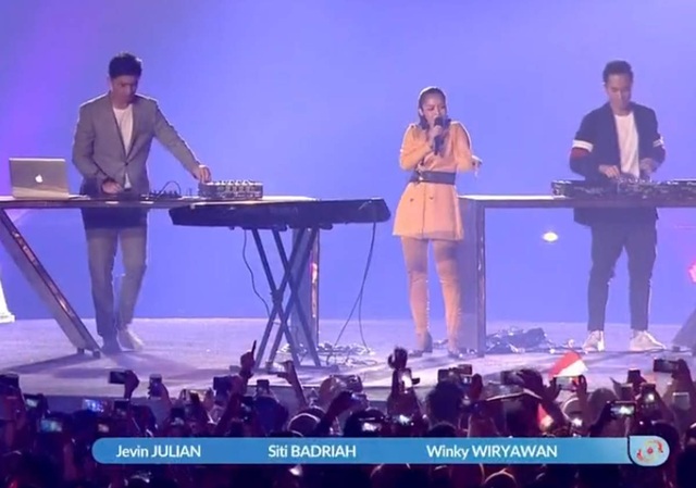 Lễ bế mạc Asiad 18: Bữa tiệc âm nhạc rộn ràng - 3
Nữ ca sĩ Siti Badriah trình diễn trong lễ bế mạc