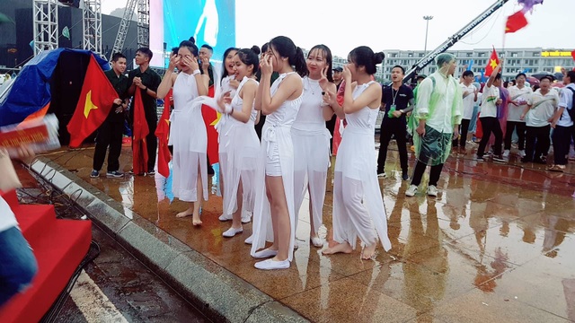Người Quảng Ninh vỡ òa niềm vui khi "nhà leo núi" Hoàng Cường chiến thắng Olympia - 8 Các diễn viên dù ướt hết nhưng vẫn nán lại để ăn mừng.