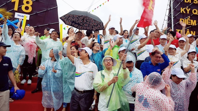 Người Quảng Ninh vỡ òa niềm vui khi "nhà leo núi" Hoàng Cường chiến thắng Olympia - 4 Thầy hiệu trưởng trường THPT Hòn Gai cùng mọi người vui hết mình