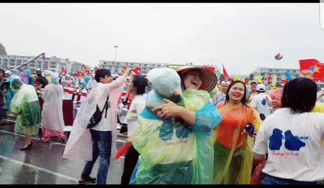 Người Quảng Ninh vỡ òa niềm vui khi "nhà leo núi" Hoàng Cường chiến thắng Olympia - 6 Những cái ôm rất chặt thể hiện niềm vui chiến thắng