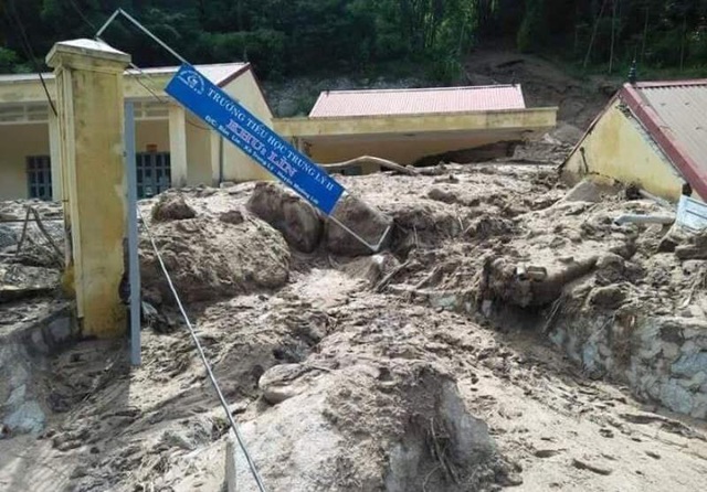 Những hình ảnh đầu tiên về mưa lũ kinh hoàng tại Mường Lát - 13 Nhiều trường, điểm trường bị vùi lấp