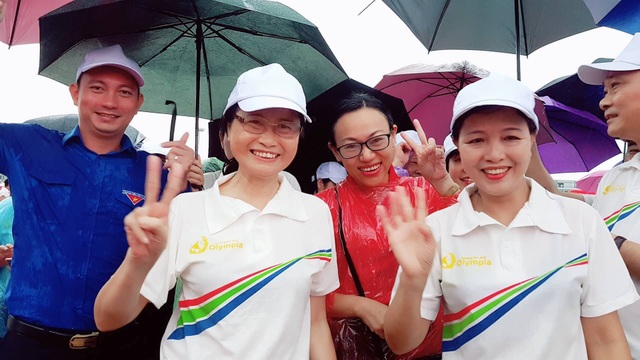 Người Quảng Ninh vỡ òa niềm vui khi "nhà leo núi" Hoàng Cường chiến thắng Olympia - 5 Bà Đỗ Thị Hoàng, Phó bí thư tỉnh ủy hòa cùng niềm vui chiến thắng với mọi người