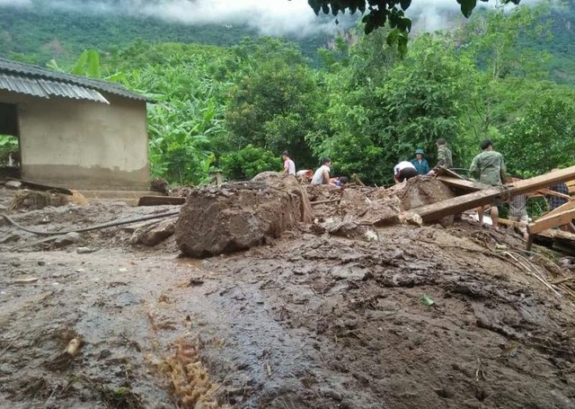 Những hình ảnh đầu tiên về mưa lũ kinh hoàng tại Mường Lát - 2 Nhiều nhà cửa bị cuốn trôi, vùi lấp