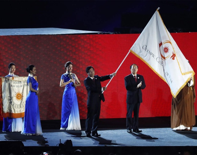 Lễ bế mạc Asiad 18: Bữa tiệc âm nhạc rộn ràng - 11
Đại diện của Ủy ban Olympic Trung Quốc nhận cờ Asiad