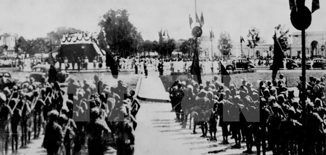 Chuyện chưa kể về người bảo vệ lễ đài 2/9 cách đây 73 năm - 4
Ngày 2/9/1945, tại Quảng trường Ba đình, Hà Nội, Chủ tịch Hồ Chí Minh đọc bản Tuyên ngôn Độc lập khai sinh ra nước Việt Nam Dân chủ Cộng hòa. (Ảnh: Tư liệu TTXVN)