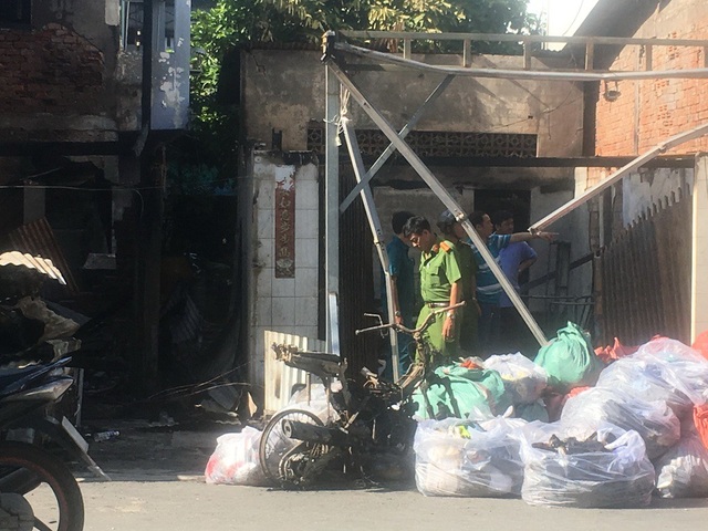 2 ngôi nhà bị lửa thiêu rụi - 3 Hiện cơ quan chức năng đang điều tra làm rõ vụ hỏa hoạn này