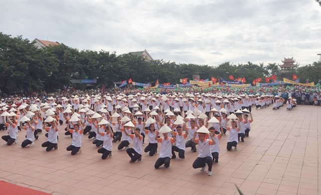Gấp đôi điểm thí sinh thứ hai, Hoàng Cường vô địch Đường lên đỉnh Olympia 2018 - 22
Tiết mục văn nghệ tại đầu cầu Quảng Trị